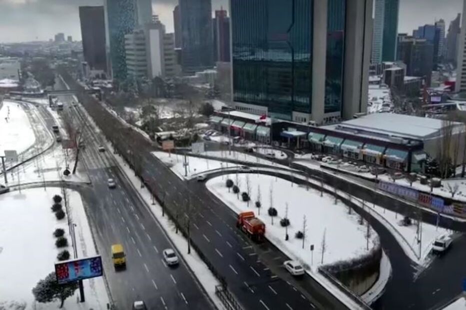 Tempestade de neve afeta voos em Istambul e retém centenas de condutores em Atenas