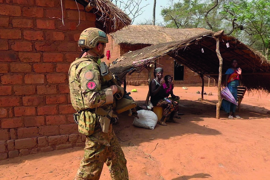 Militar português numa patrulha de segurança junto das populações deslocadas nos arredores de Bangui 