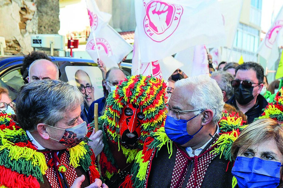 Cenários políticos após as eleições legislativas do próximo domingo  voltaram a estar em destaque na campanha. Na aldeia transmontana de Podence, o secretário-geral do PS, António Costa, retirou do discurso o apelo a uma maioria absoluta. No Alentejo, o presidente do PSD, Rui Rio, denunciou a contradição do socialista 