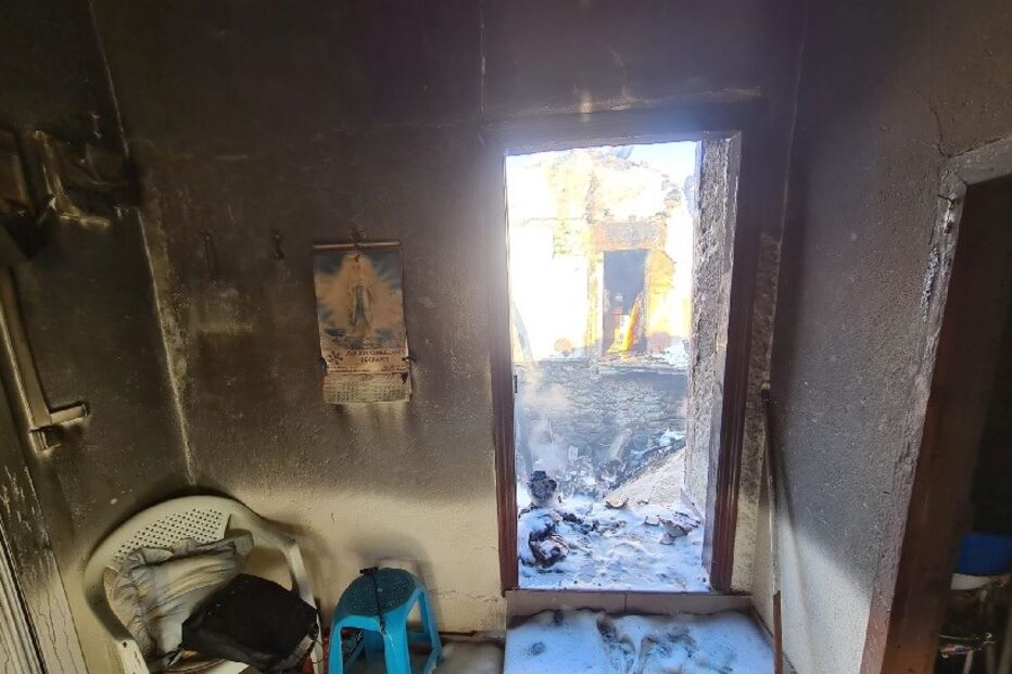 Idosa desalojada após incêndio em habitação em Chaves