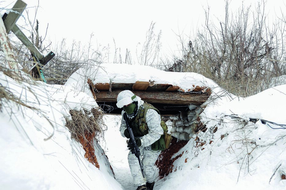 A Ucrânia deseja uma solução negociada da crise com a Rússia mas tem reforçado o aparato defensivo em todo o país