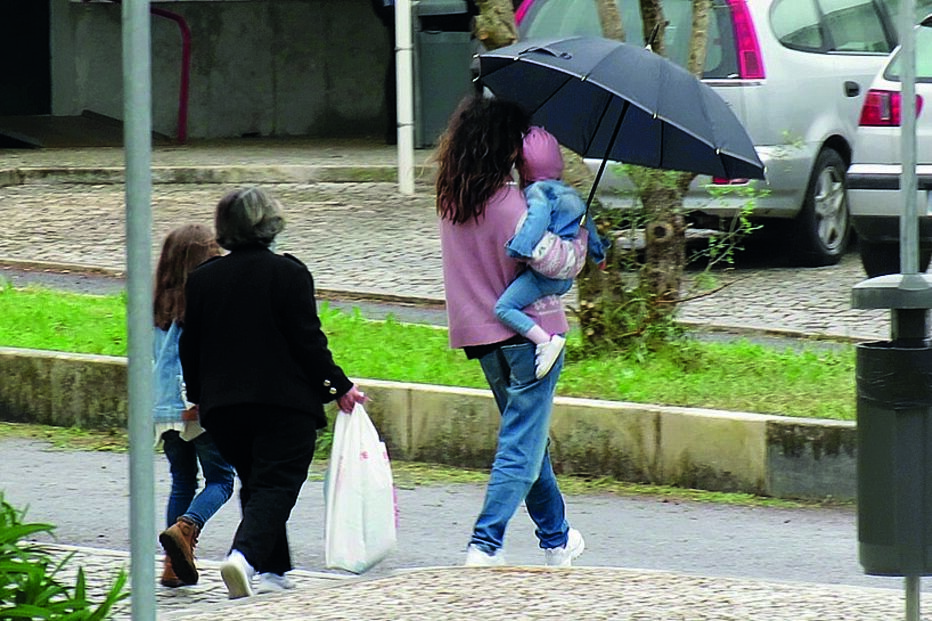 Atriz com a filha, uma das irmãs e a avó numa visita à mãe na prisão