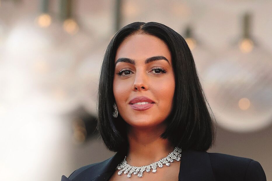 Georgina Rodríguez, que completou na passada quinta-feira 28 anos, conheceu Cristiano Ronaldo na loja de roupa onde trabalhava,  em Madrid. 