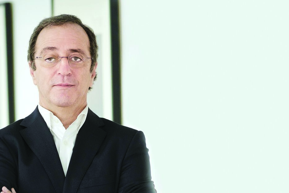 Franklim Marques Licenciado em Ciências Farmacêuticas, doutorou-se na Faculdade de Farmácia da Universidade do Porto, onde leciona, no Departamento de Bioquímica.