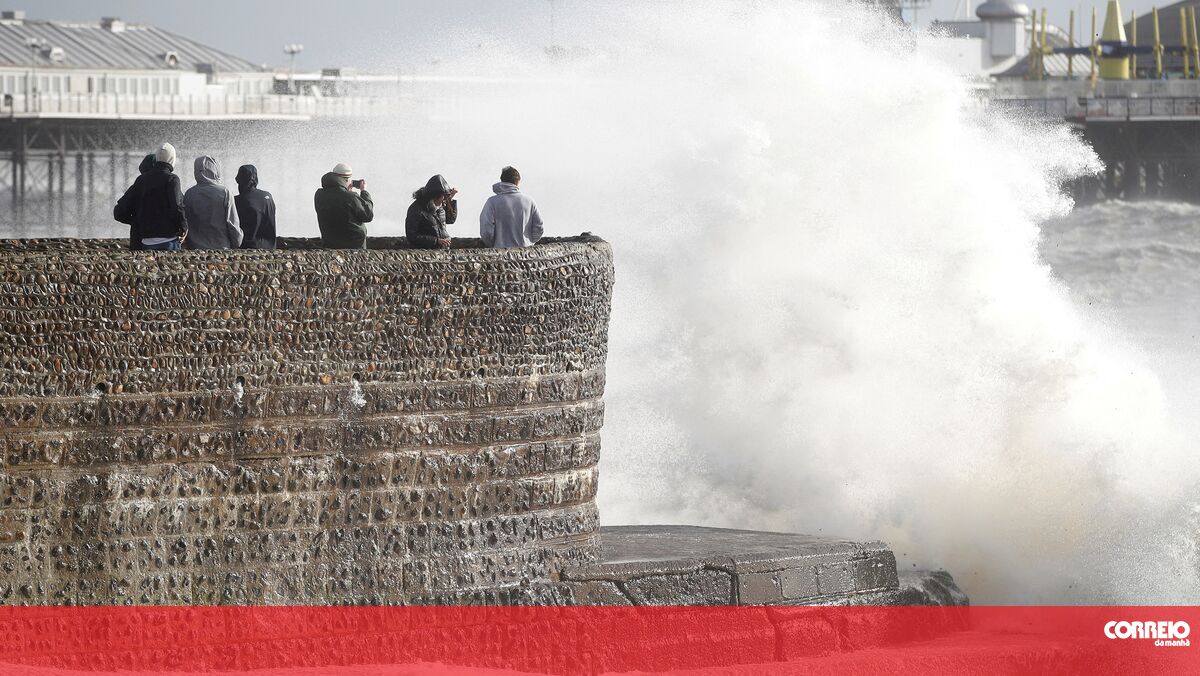 Tempestade Eunice já fez pelo menos 13 mortos na Europa Mundo