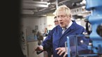 Foto com cerveja na mão trama Boris Johnson
