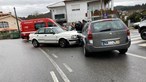 Três feridos em colisão frontal entre dois carros em Oliveira de Azeméis