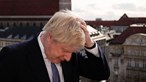 Boris Johnson assume responsabilidade por festas em Downing Street durante confinamento mas recusa demitir-se