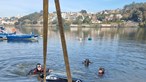 Carro cai ao rio Douro em Gaia
