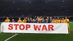 Jogadores do Nápoles-FC Barcelona mostram faixa contra a guerra após invasão russa à Ucrânia