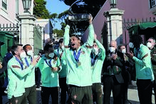 Jogadores levantam a taça 