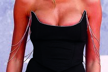 Zara McDermot com visual sexy 