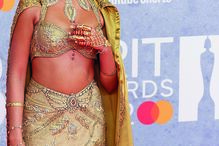 Joy Crookes com vestido exuberante