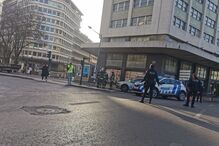 Autocarro sem motorista embate em esquina de prédio na rotunda do Marquês de Pombal, em Lisboa