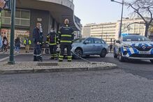 Autocarro sem motorista embate em esquina de prédio na rotunda do Marquês de Pombal, em Lisboa