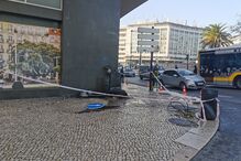 Autocarro sem motorista embate em esquina de prédio na rotunda do Marquês de Pombal, em Lisboa