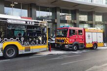 Autocarro sem motorista embate em esquina de prédio na rotunda do Marquês de Pombal, em Lisboa