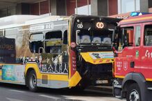 Autocarro sem motorista embate em esquina de prédio na rotunda do Marquês de Pombal, em Lisboa