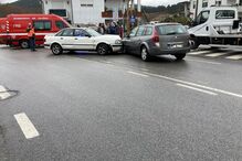 Três feridos em colisão frontal entre dois carros em Santa Maria da Feira	