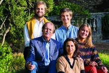 Duarte Pio com a mulher, Isabel de Herédia, e os três filhos, Afonso, Maria Francisca e Dinis 