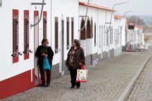 Moradores da Aldeia da Luz afeiçoaram-se à nova aldeia mas sonham com a antiga