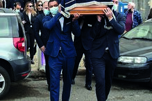 Urna do ‘repórter sem medo’ seguiu para o Cemitério dos Prazeres, em Lisboa