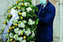 Coroa de flores à saída da cerimónia 