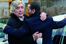 Henrique Garcia a abraçar André, filho de Albarran