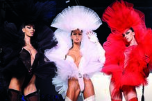 Modelos com propostas de bodies com decotes pronunciados