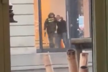 Homem armado faz reféns na loja Apple de Amesterdão. Veja as imagens