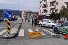 Mulher de 79 anos ferida em colisão entre três viaturas em Oliveira de Azeméis