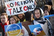 Milhares de pessoas em várias cidades manifestam-se contra Putin 