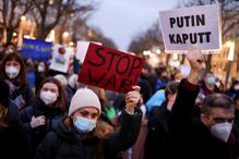 Milhares de pessoas em várias cidades manifestam-se contra Putin 