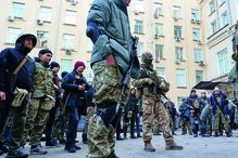 Civis. Combatentes ucranianos esperam por instruções para as operações de defesa da cidade de  Kharkiv.