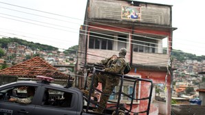 Oito homens são mortos pela polícia em favela do Rio de Janeiro 
