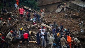 Sobe para 104 o número de mortos em tragédia com chuvas torrenciais na cidade brasileira de Petrópolis
