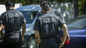 Colisão entre mota e veículo ligeiro provoca um ferido grave em Guimarães