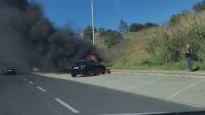 Carro em chamas junto à Avenida Lusíada em Lisboa
