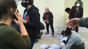 Manifestantes anti-guerra na Ucrânia em Lisboa destroem banca com propaganda do PCP