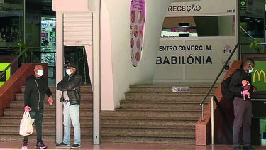 PSP detém dois homens envolvidos em ameaças com armas brancas junto a centro comercial na Amadora