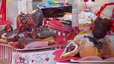 Delicie-se com doces e bolas de berlim especiais para o S. Valentim