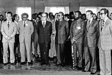 Agostinho Neto, Costa Gomes (PR), Holden Roberto, Savimbi e Mário Soares em Alvor 