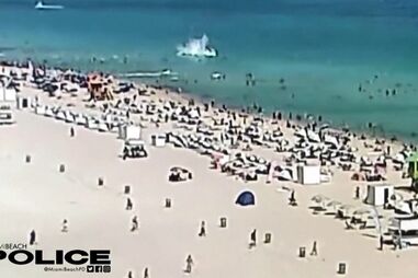 Helicóptero cai perto de banhistas em praia de Miami