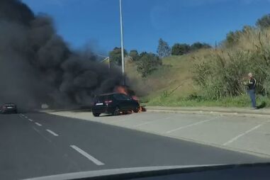 Carro em chamas junto à Avenida Lusíada, em Lisboa