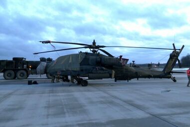 Helicópteros Apache americanos aterram na Letónia para reforçar defesa da NATO no Báltico