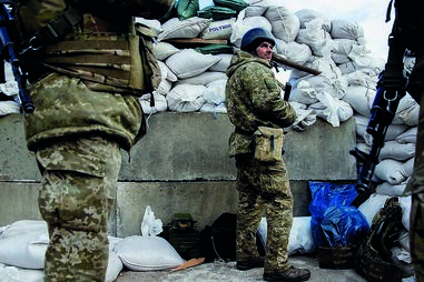 Confrontos continuam sem tréguas em várias cidades da Ucrânia. Famílias tentam fugir do país