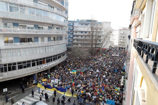 Milhares na Embaixada da Rússia em Lisboa, que seguiram para o o Marquês de Pombal e Terreiro do Paço