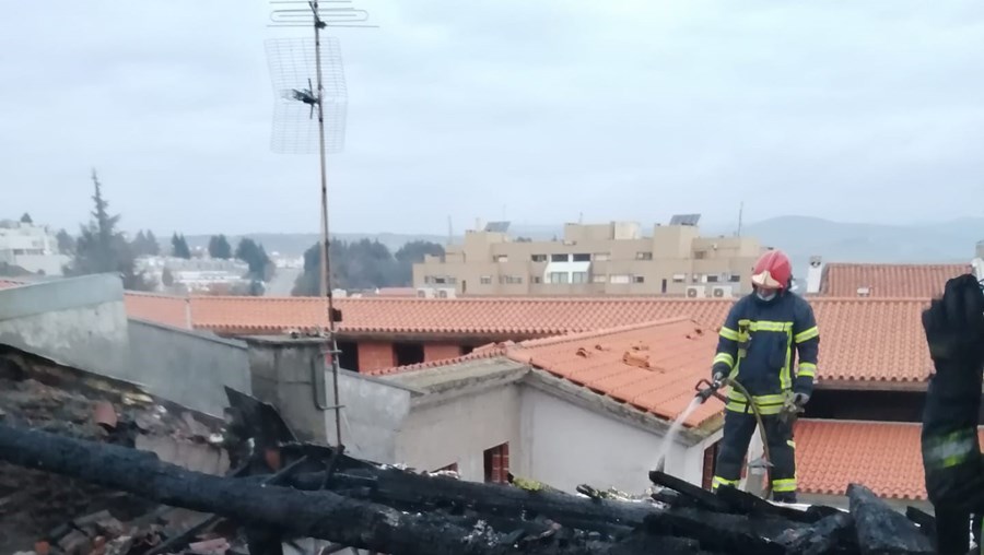 Bombeiros combateram as chamas