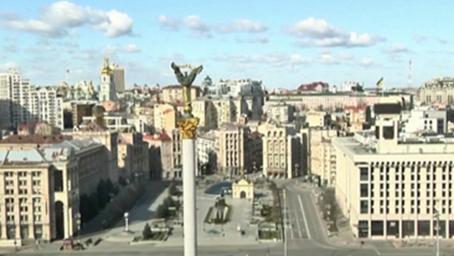 Sirenes de ataque aéreo voltam a ser ouvidas no coração de Kiev