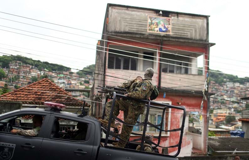 Oito homens são mortos pela polícia em favela do Rio de Janeiro 